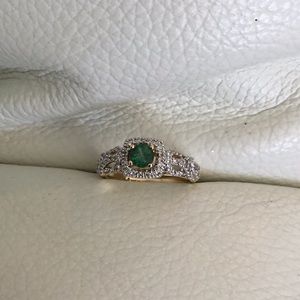 Stunning Emerald with Diamonds set in gold
